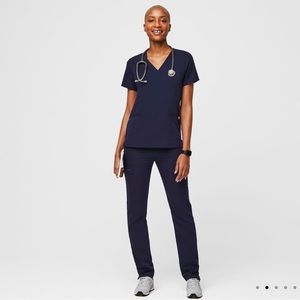 FIGS Women’s Navy Scrub Set